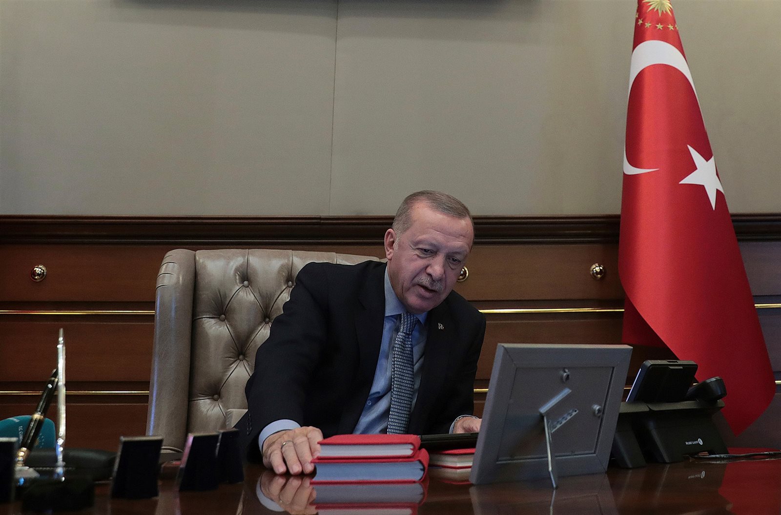 أردوغان يتابع غزو سوريا