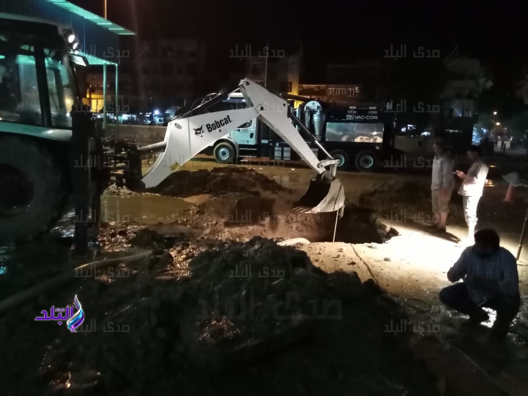 إصلاح كسر مفاجئ بخط طرد الصرف الصحي في أسوان