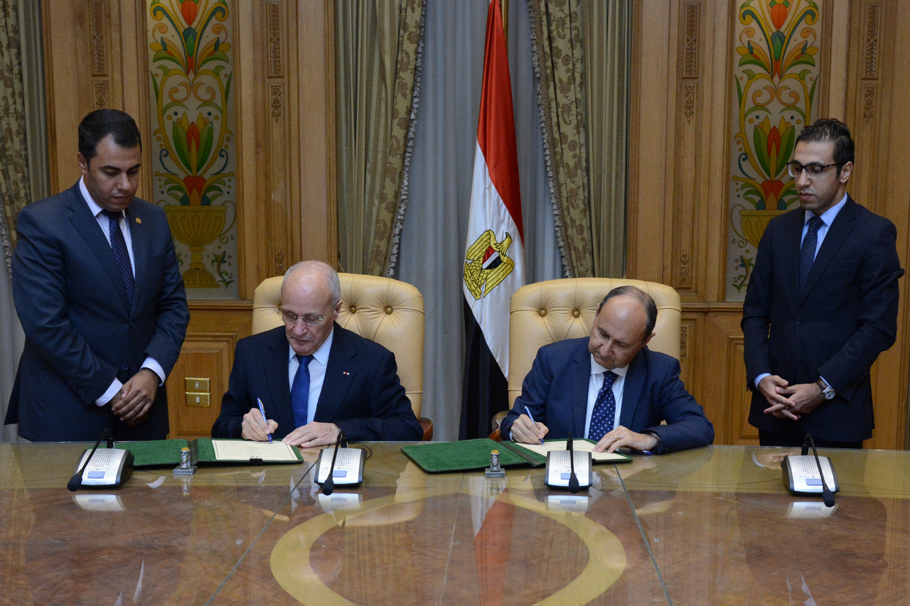 صورة من توقيع الاتفاقية صورة من توقيع الاتفاقية