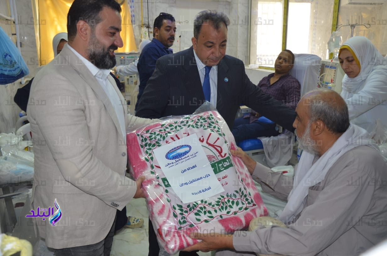 توزيع بطاطين على مرضى ام المصريين