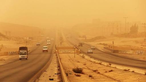 عاصفة ترابية تضرب عددا من المناطق بمدينة أسوان