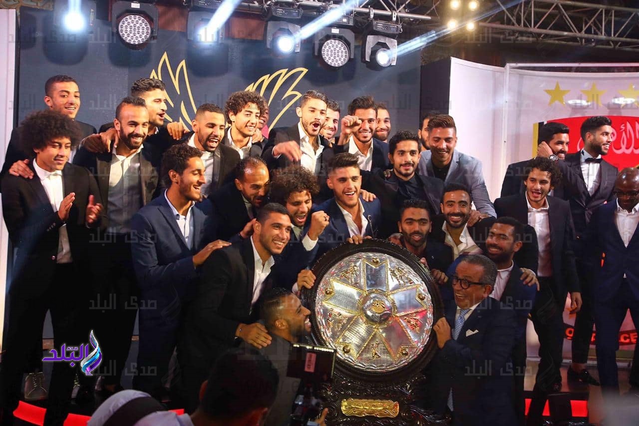 احتفال لاعبي النادي الأهلي بالتتويج بدرع الدوري