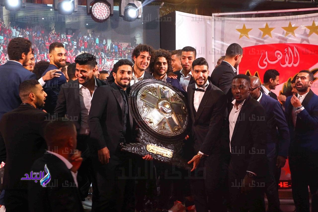 لاعبي النادي الأهلي مع درع الدوري 