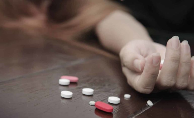 انتحار فتاة - صورة أرشيفية 