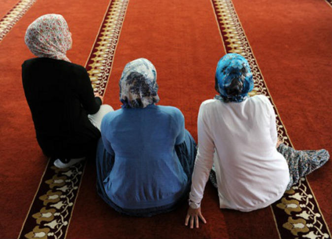 حدود العورة بين المرأة واخواتها