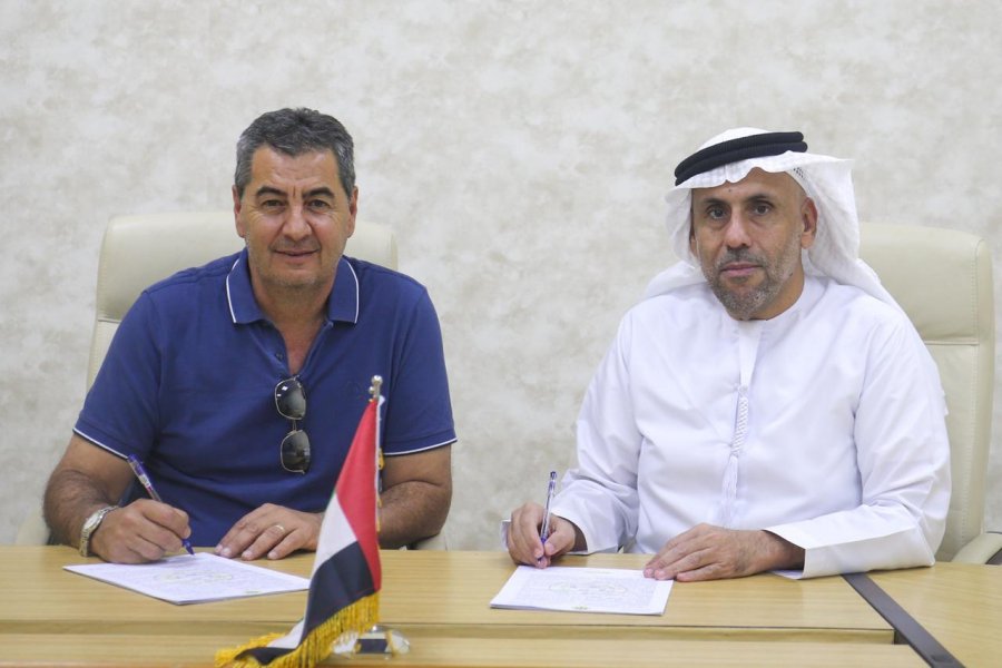 المدرب الأوروجوياني أثناء توقيع العقود