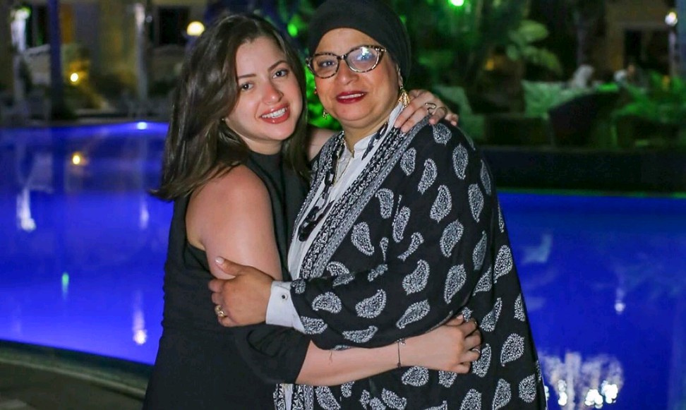 منى فاروق ووالدتها منى فاروق ووالدتها