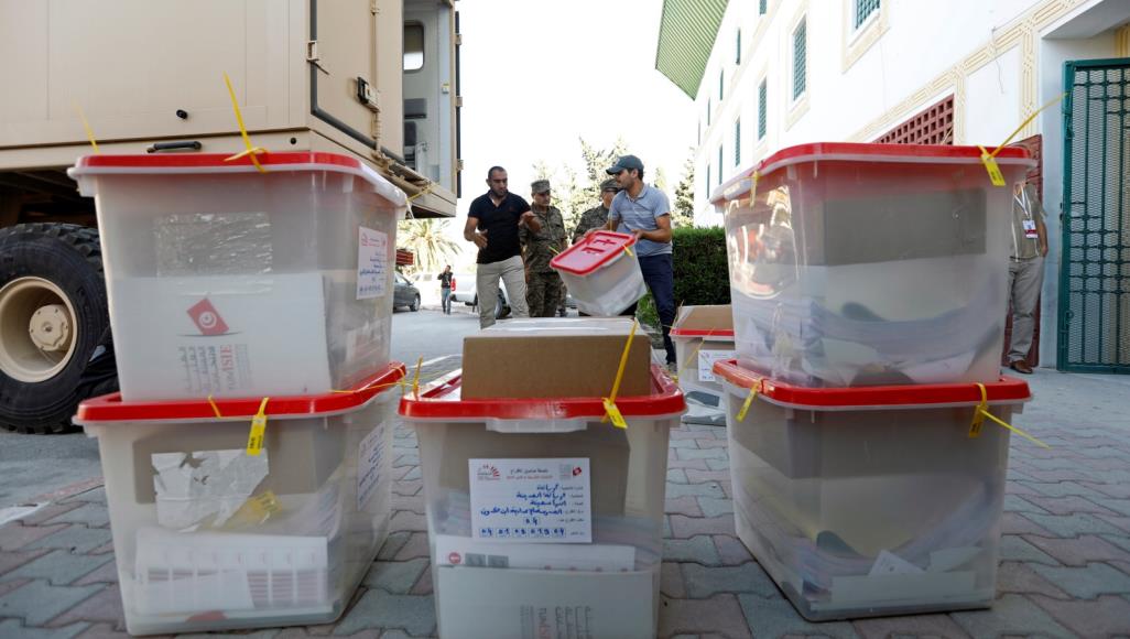 بدء التصويت في جولة الإعادة بانتخابات الرئاسة التونسية بدء التصويت في جولة الإعادة بانتخابات الرئاسة التونسية