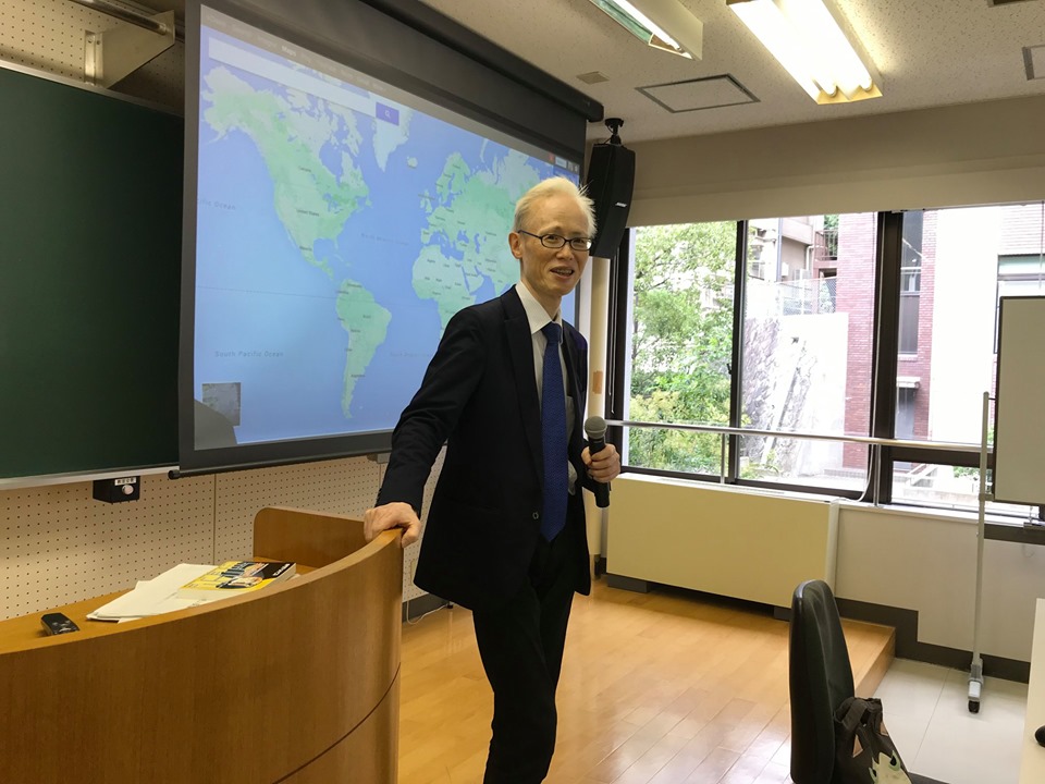 السفير الياباني خلال القاء احدي المحاضرات