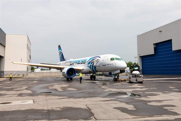 طائرة مصر للطيران A220 