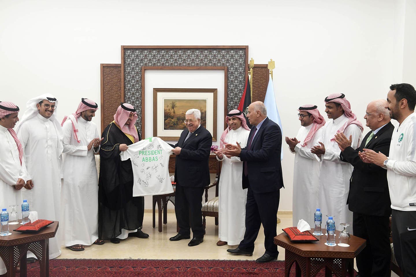 الرئيس الفلسطيني يستقبل المنتخب السعودي الرئيس الفلسطيني يستقبل المنتخب السعودي