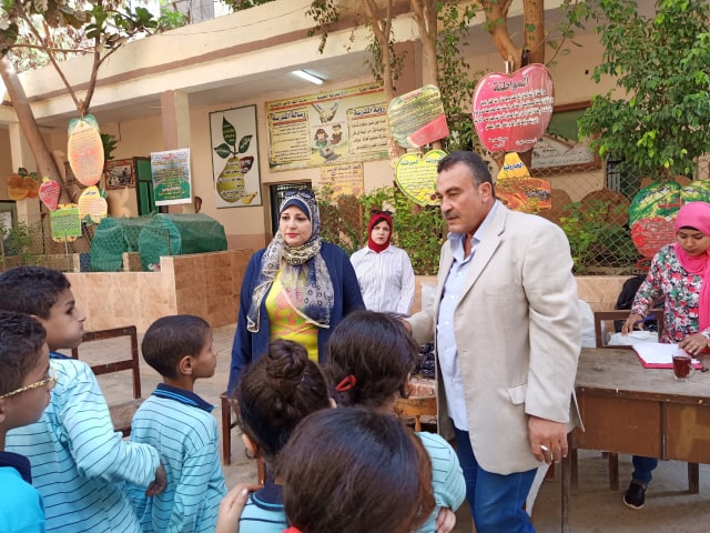 حب الوطن يوزع الجاكيت المدرسي على مدارس الطالبية و العمرانية