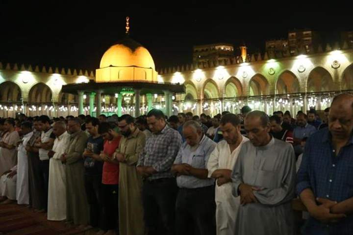 حكم الصلاة خلف إمام يسرع في صلاته 