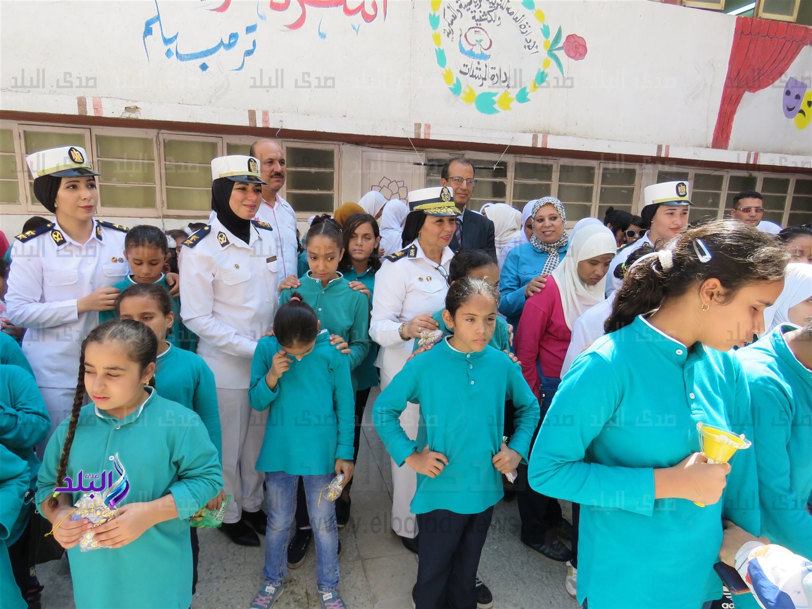 أمن القاهرة يوزعون الهدايا على الطلاب أمن القاهرة يوزعون الهدايا على الطلاب