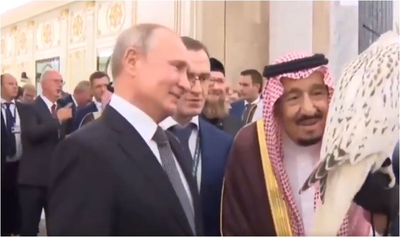 خادم الحرمين وبوتين يقدم له الهدية خادم الحرمين وبوتين يقدم له الهدية