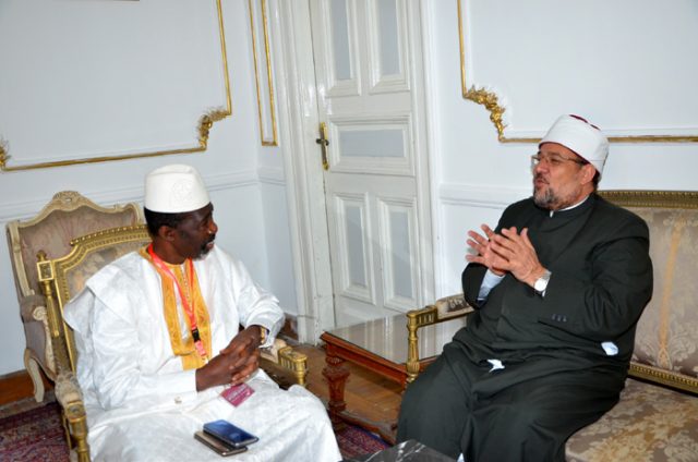 وزير الأوقاف خلال استقباله نظيره الغيني وزير الأوقاف خلال استقباله نظيره الغيني
