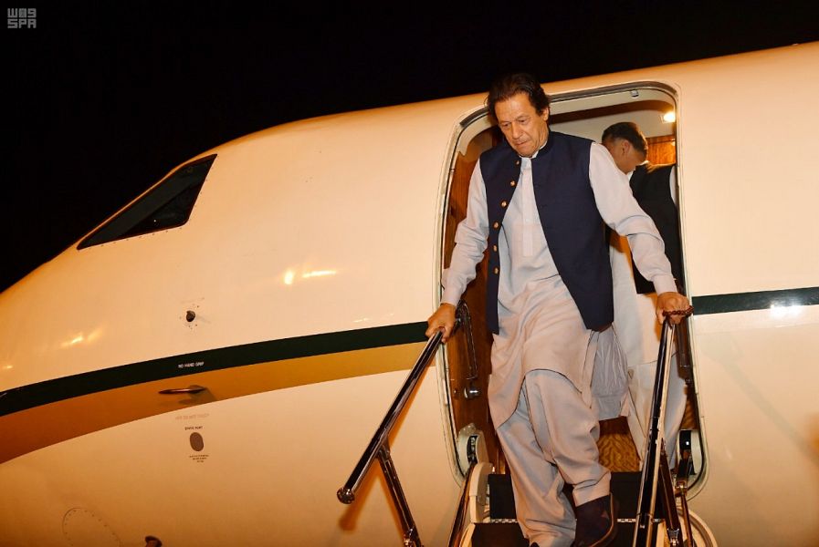  لحظة وصول عمران خان الى المدينة المنورة