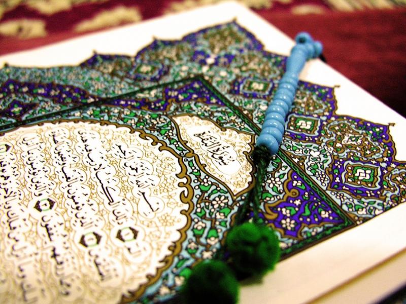هل يجوز قراءة القرآن من المصحف والمتابعة مع قارئ في التلفاز