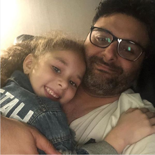 وليد منصور مع ابنته 