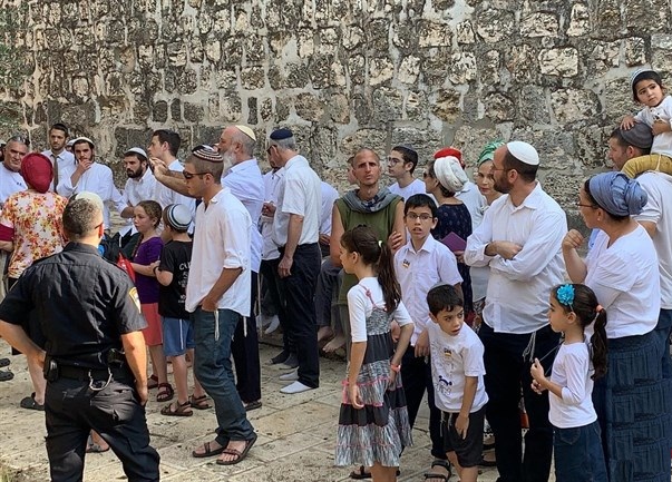 814 إسرائيلي يقتحمون الأقصي 