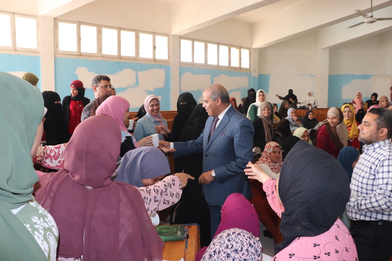 رئيس جامعة الأزهر يتفقد دراسات البنات بالخانكة ويوزع الهدايا رئيس جامعة الأزهر يتفقد دراسات البنات بالخانكة ويوزع الهدايا