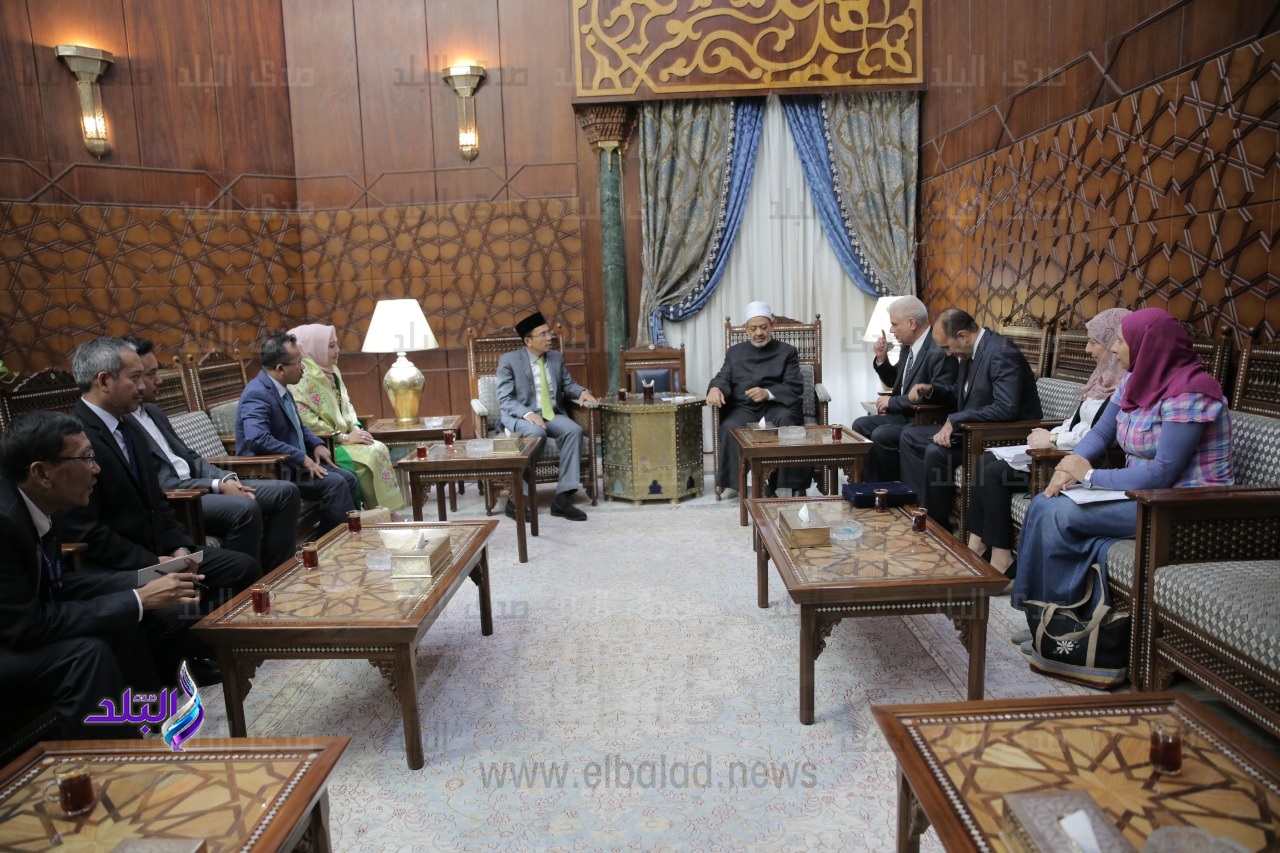 الإمام الأكبر: خريجي الأزهر الوافدين سفراء للمنهج الوسطي الإمام الأكبر: خريجي الأزهر الوافدين سفراء للمنهج الوسطي