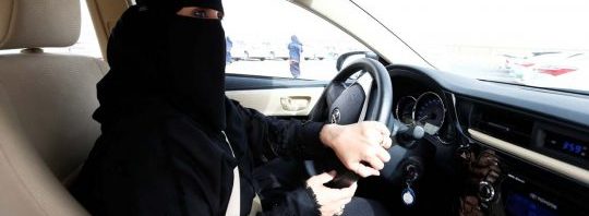 المرأة الاماراتية تقود السيارة 