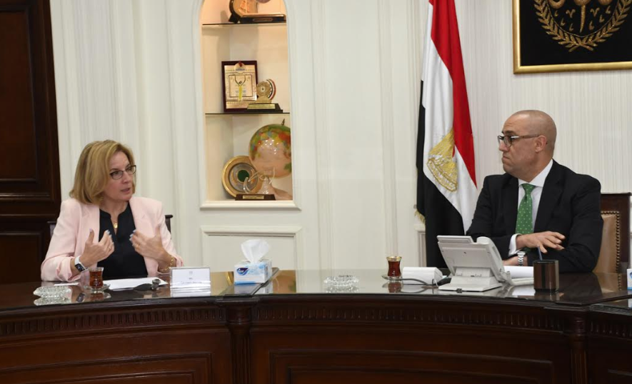 وزير الإسكان يلتقى وفدًا من البنك الدولى