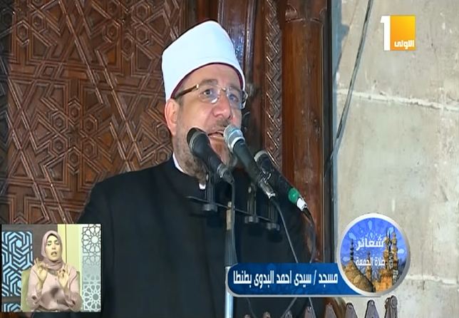 تصرف غريب من مصلي أثناء خطبة وزير الأوقاف في مسجد البدوي