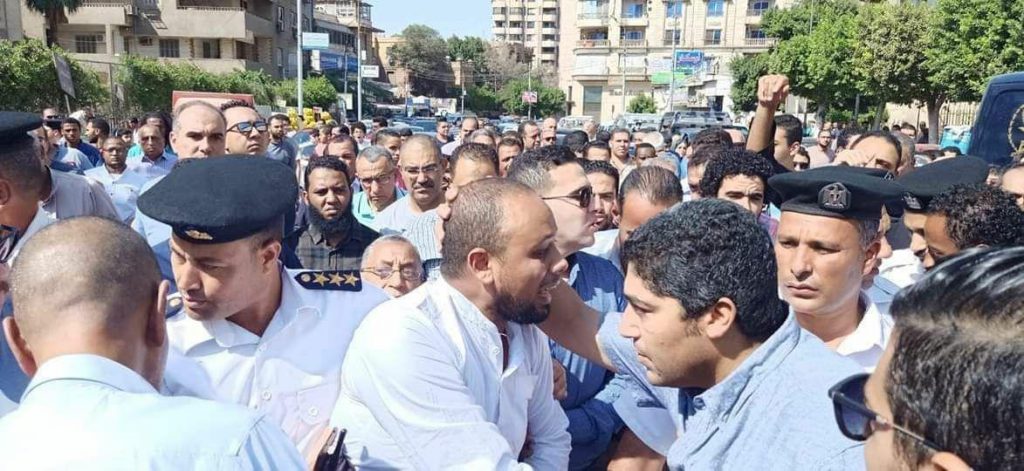 المحامي محمد الباقر يشيع جنازة والده الراحل 