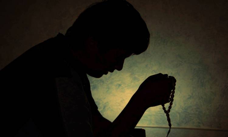 حكم صلاة العاجز في ثوبه النجس