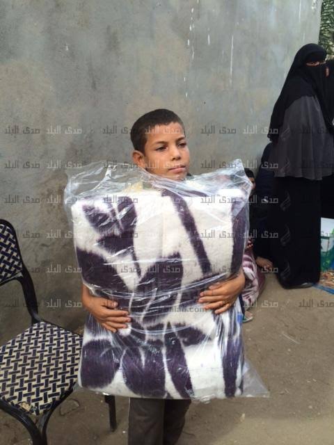 ولد ممسك ببطانية -ارشيفية