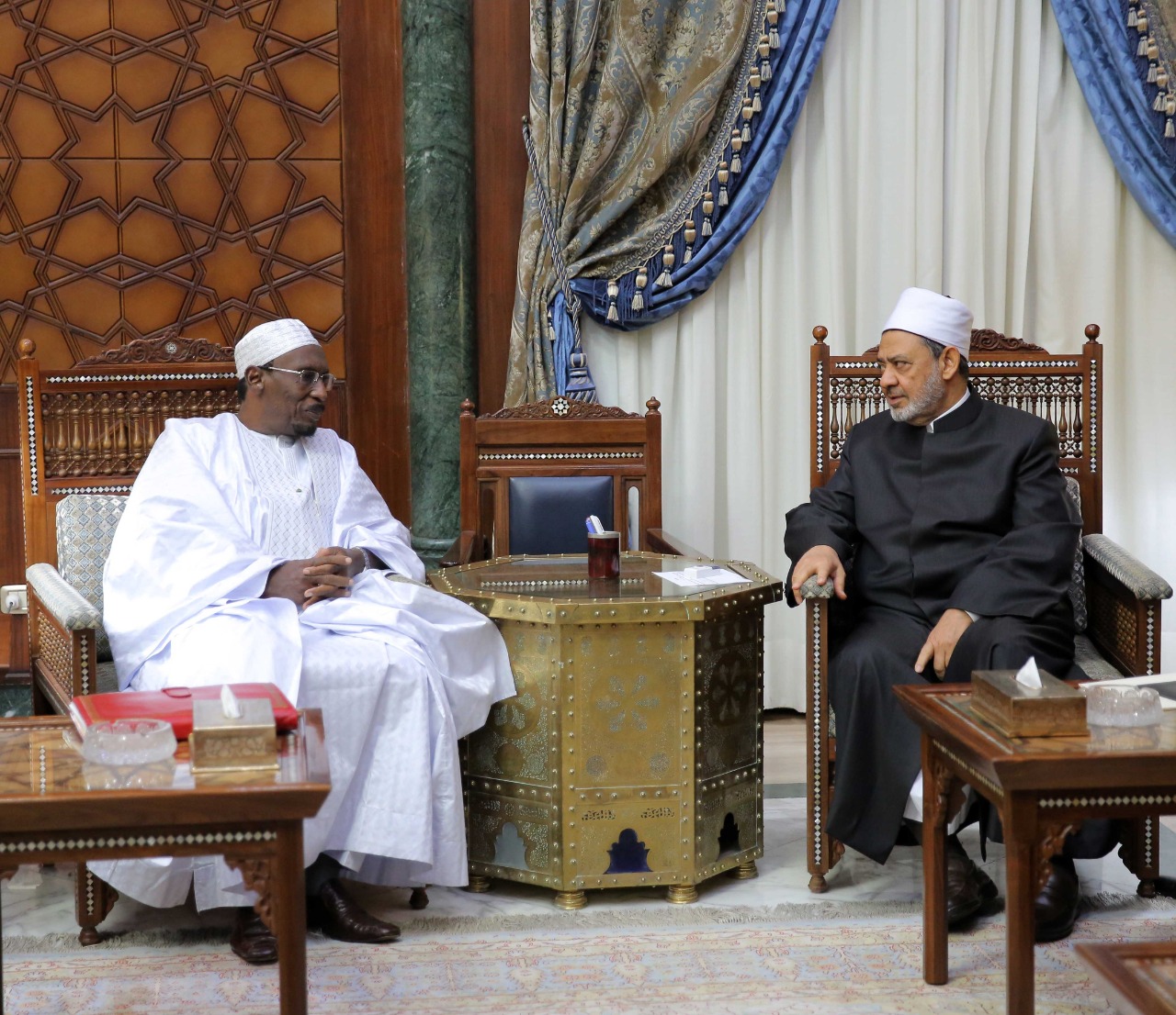 شيخ الأزهر خلال لقائه مستشار رئيس بوركينافاسو للشئون الإسلام شيخ الأزهر خلال لقائه مستشار رئيس بوركينافاسو للشئون الإسلام