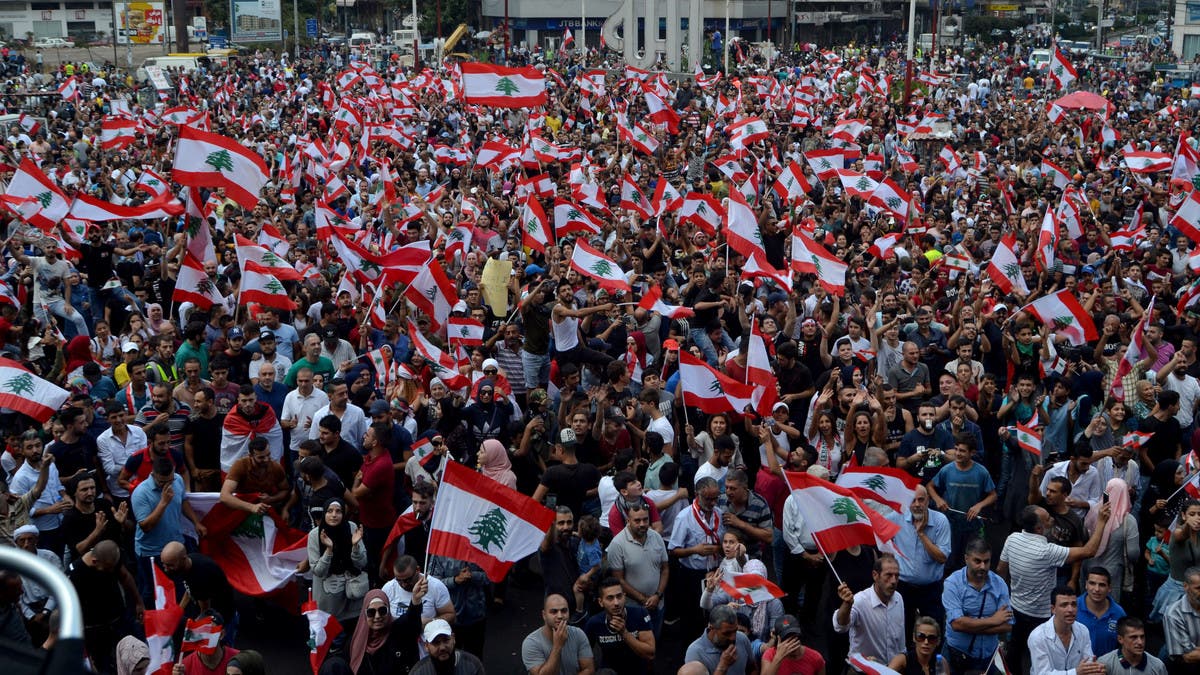 المتظاهرون يرفضون قرارات الحريري الإصلاحية المتظاهرون يرفضون قرارات الحريري الإصلاحية