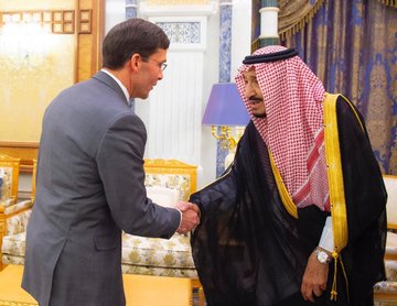 العاهل السعودي يلتقي وزير الدفاع الأمريكي العاهل السعودي يلتقي وزير الدفاع الأمريكي
