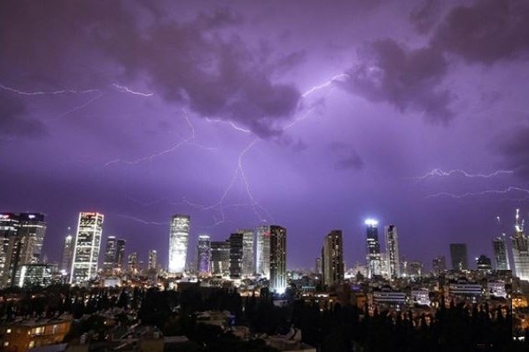 عاصفة مدمرة تضرب إسرائيل