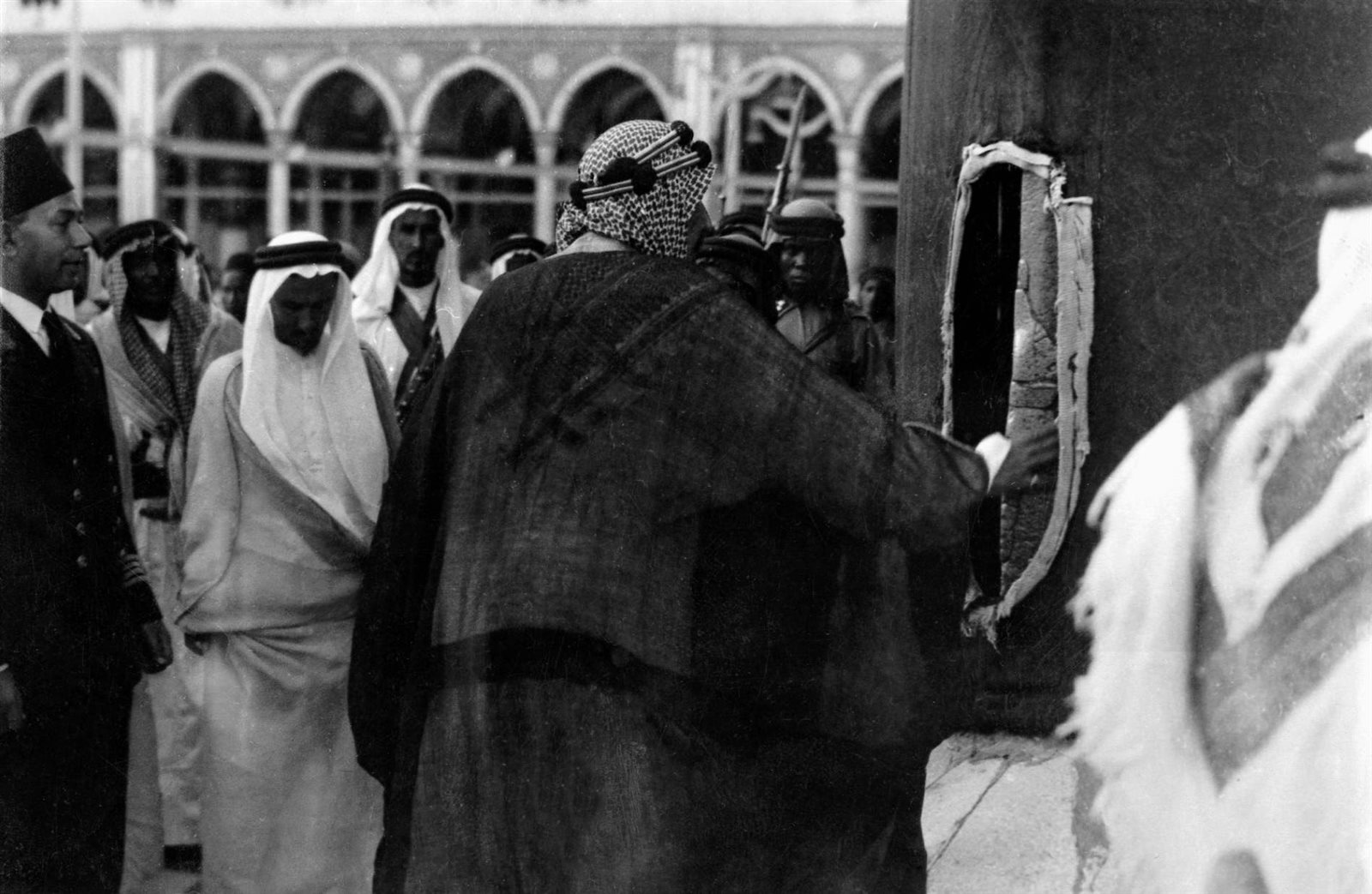 صورة نادرة للملك عبدالعزيز في الحرم المكي 