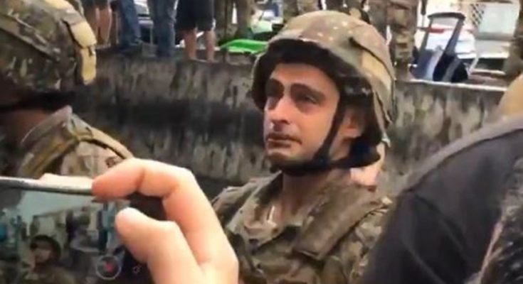 جندي لبناني يبكي 