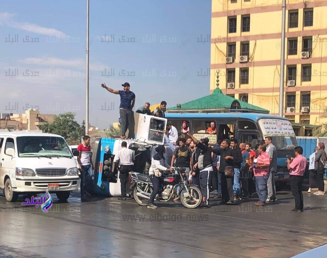 انقلاب ميكروباص أعلى كوبري الجيزة انقلاب ميكروباص أعلى كوبري الجيزة