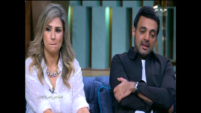 زوجة عمرو محمود ياسين تبكي زوجة عمرو محمود ياسين تبكي