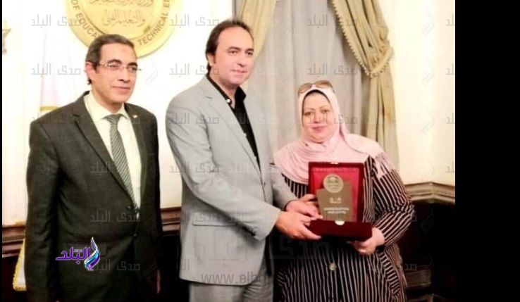 تكريم مديرة المدرسة
