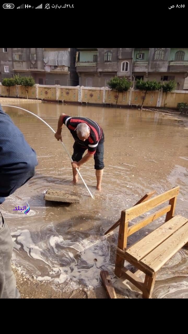 مدير مدرسة بدمياط يتعامل مع سيول الأمطار مدير مدرسة بدمياط يتعامل مع سيول الأمطار