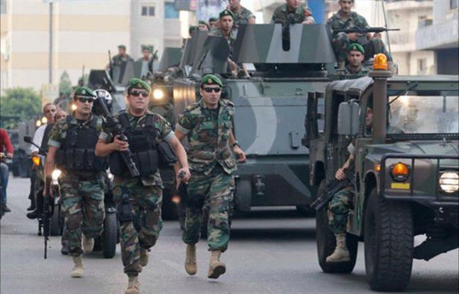 الجيش اللبناني يعتقل أحد أفراد الأمن الجيش اللبناني يعتقل أحد أفراد الأمن