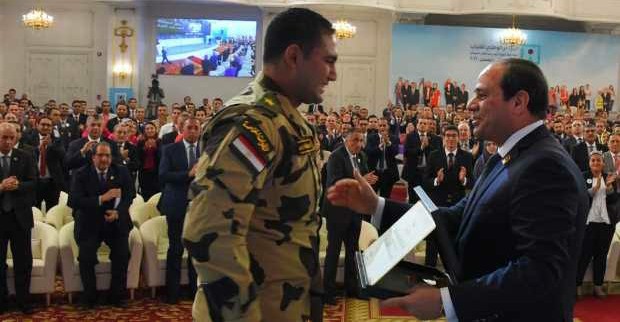الرئيس السيسي يكرم الملازم أحمد عبداللطيف 