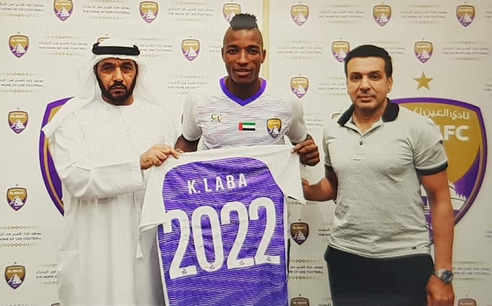 لابا كودوجو اثناء التوقيع للعين الإماراتى لابا كودوجو اثناء التوقيع للعين الإماراتى