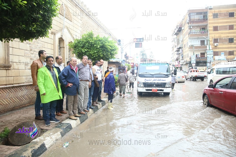  محافظ كفر الشيخ يتفقد شفط مياه الأمطار من الشوارع