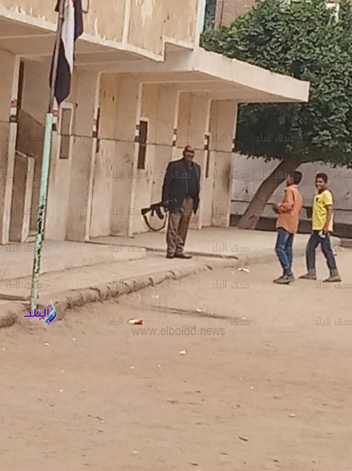 مدير يتجول بـ آلي داخل مدرسة إعدادية بـ قنا مدير يتجول بـ آلي داخل مدرسة إعدادية بـ قنا