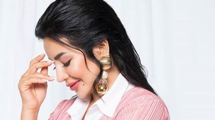 محتشمة وعصرية.. إطلالات تبرز رشاقة الإعلامية السعودية لجين ع