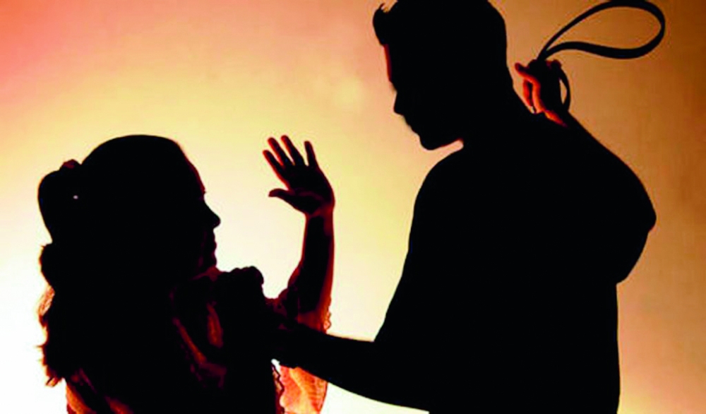 هل تأثم الزوجة إذا أذنت لأولادها بزيارة أهلها على غير رغبة ز