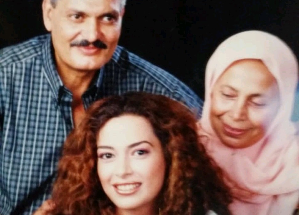 داليا مصطفى ووالدها ووالدتها